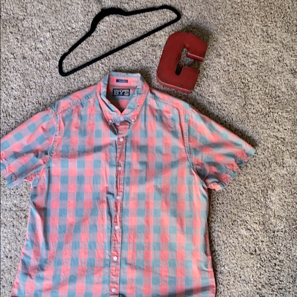 Men’s short sleeved casual button down